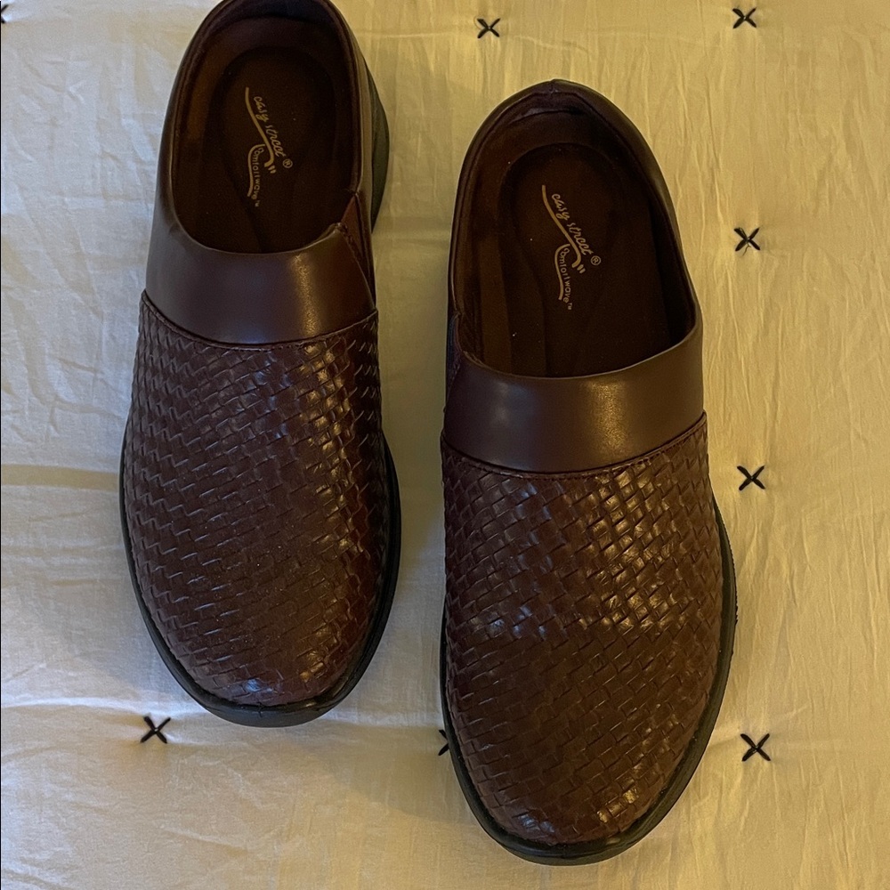 Easy Street Deep Burgundy 8M women’s shoes